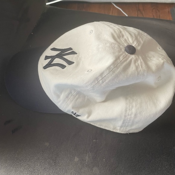 47 Other - Urban outfitters Yankees hat